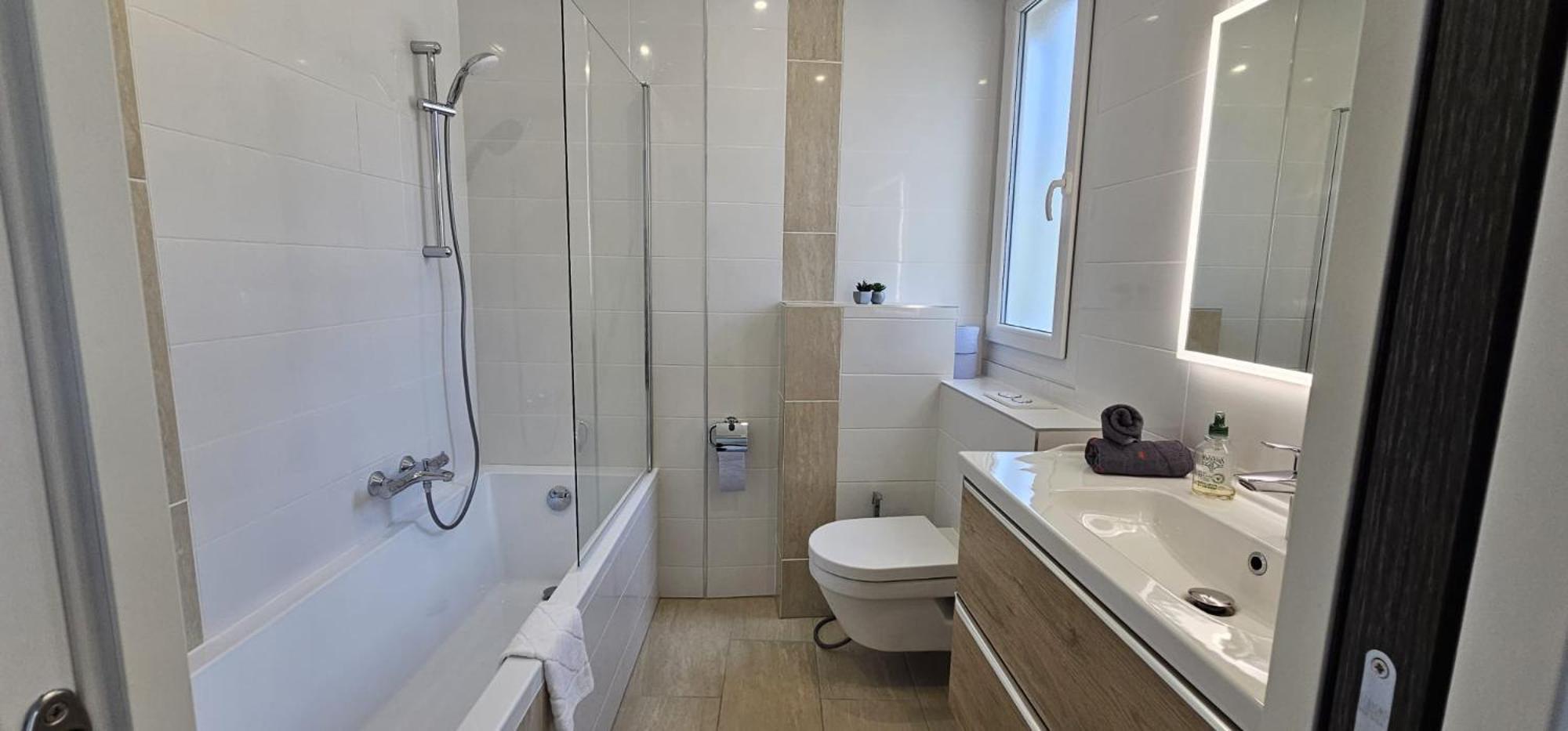 Chambre Parentale , Salle De Bain Privee, Acces Plages & Vue Mer Du Salon Dans Appartement Partage Chez L'Habitant ,, Master Bedroom, Private Bathroom, Beach Access & Sea View カンヌ エクステリア 写真
