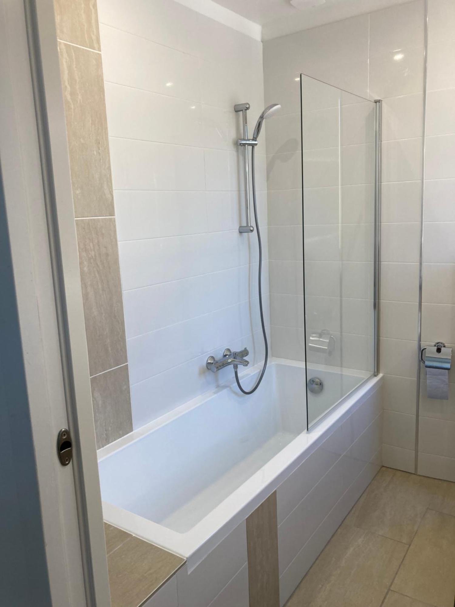 Chambre Parentale , Salle De Bain Privee, Acces Plages & Vue Mer Du Salon Dans Appartement Partage Chez L'Habitant ,, Master Bedroom, Private Bathroom, Beach Access & Sea View カンヌ エクステリア 写真