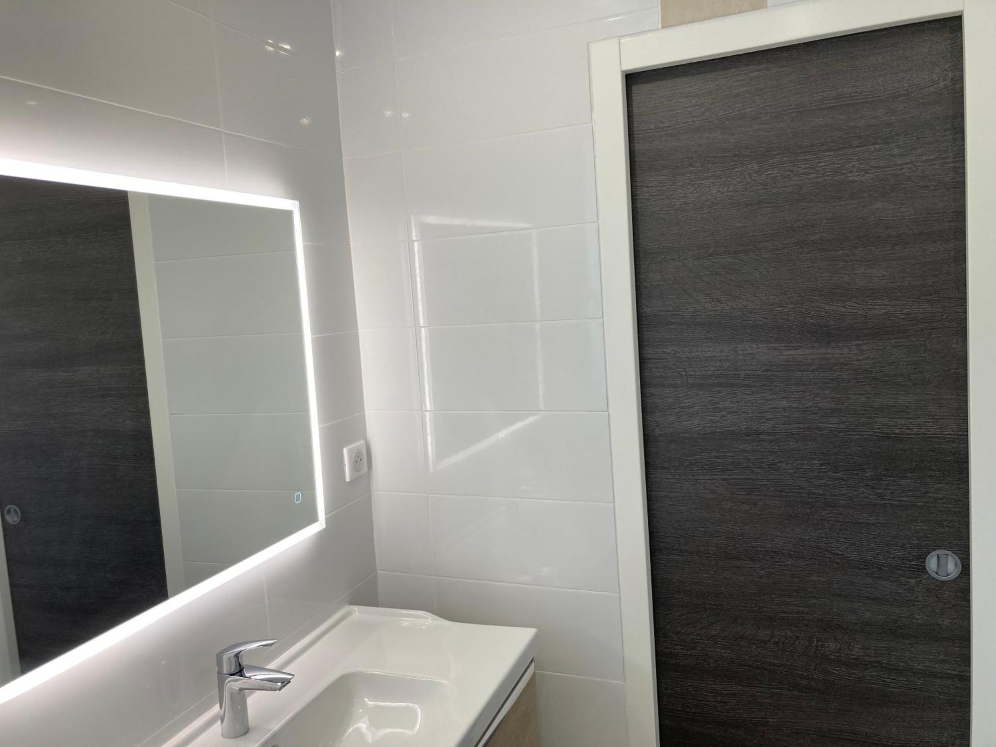 Chambre Parentale , Salle De Bain Privee, Acces Plages & Vue Mer Du Salon Dans Appartement Partage Chez L'Habitant ,, Master Bedroom, Private Bathroom, Beach Access & Sea View カンヌ エクステリア 写真