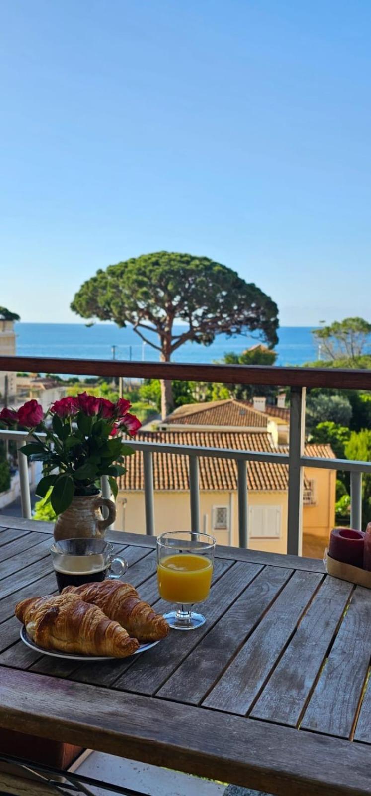 Chambre Parentale , Salle De Bain Privee, Acces Plages & Vue Mer Du Salon Dans Appartement Partage Chez L'Habitant ,, Master Bedroom, Private Bathroom, Beach Access & Sea View カンヌ エクステリア 写真
